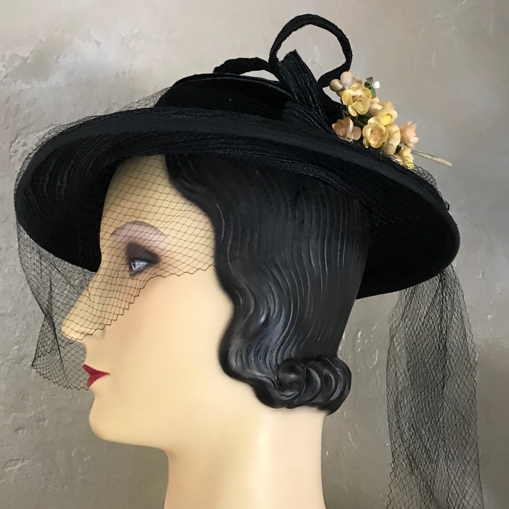 ALLURING 1940s' BLACK STRAW FEDORA TRIMMED WITH VELOUR AND YELLOW FABRIC FLOWERS